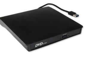 Gravador e leitor de DVD e CD externo USB 3.0 conectado a um notebook.