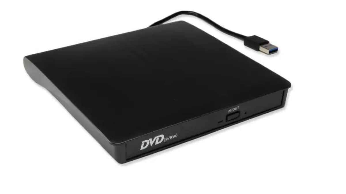 Gravador e leitor de DVD e CD externo USB 3.0 conectado a um notebook.